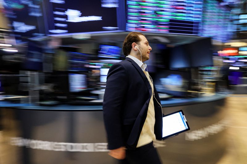 &copy; Reuters. Operador trabalha no salão da Bolsa de Nova York, EUA
15/02/2022
REUTERS/Brendan McDermid