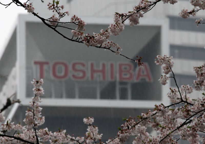 &copy; Reuters. FILE PHOTO:  The logo of Toshiba Corp is seen behind cherry blossoms at the company's headquarters in Tokyo, Japan April 11, 2017. REUTERS/Toru Hanai/File photo