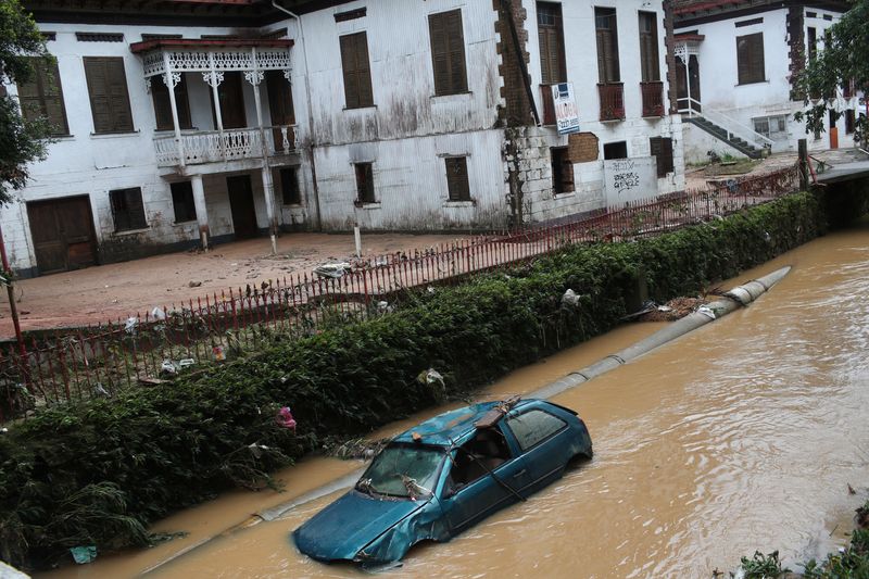 &copy; Reuters. Carro submerso em rio depois de fortes chuvas em Petrópolis, RJ
16/02/2022
REUTERS/Ricardo Moraes