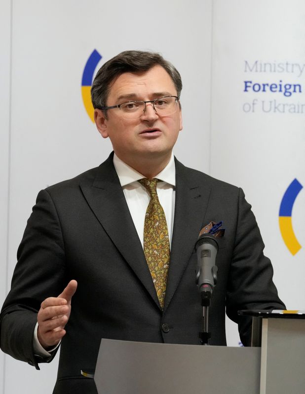 &copy; Reuters. وزير الخارجية الأوكراني دميترو كوليبا يتحدث خلال مؤتمر صحفي في كييف يوم الخميس. صورة من ممثل لوكالات الأنباء. 