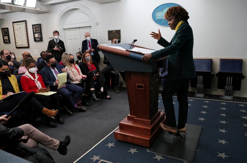 &copy; Reuters. نائبة السكرتير الصحفي للبيت الأبيض كارين جان بيير تتحدث في واشنطن يوم 14 فبراير شباط 2022. تصوير: ليا ميليس - رويترز. 