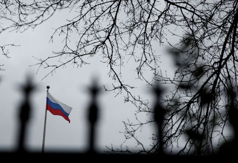 &copy; Reuters. 米国務省の報道官は１７日、ロシア政府が在ロシア米大使館のバート・ゴーマン次席公使を追放したと発表した。写真はシアトルの在米ロシア領事館とロシアの国旗。２０１８年３月撮影（