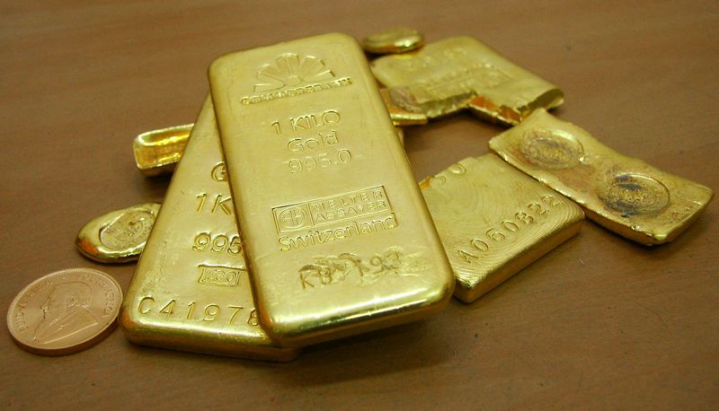 © Reuters. FILE PHOTO: Gold bars are displayed at a gold jewellery shop in the northern Indian city of Chandigarh November 4, 2009. REUTERS/Ajay Verma