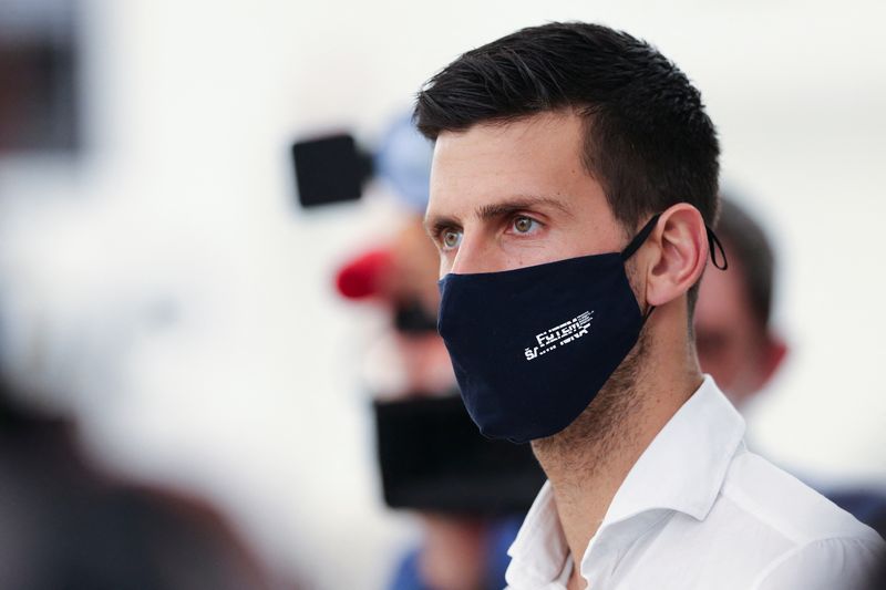 &copy; Reuters. Peugeot devrait continuer à sponsoriser Novak Djokovic lorsque le champion de tennis, au coeur d'une controverse pour son refus d'être vacciné contre le coronavirus, prendra part au tournoi de Dubaï. /Photo prise le 17 février 2022/REUTERS/Satish Kum