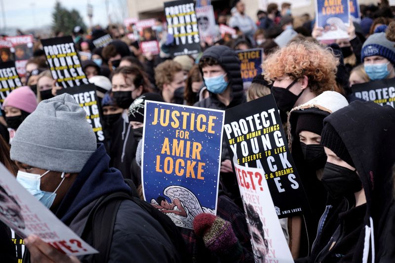 &copy; Reuters. FILE PHOTO: Students participate in a state-wide walkout demanding justice for Amir Locke a Black man who was shot and killed by Minneapolis police, in St. Paul, Minnesota, U.S., February 8, 2022. REUTERS/Tim Evans/File Photo
