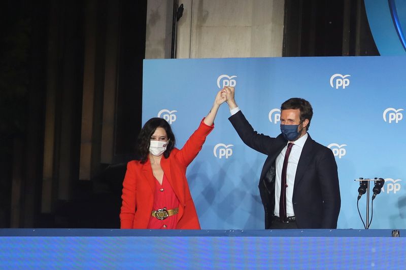 &copy; Reuters. FOTO DE ARCHIVO: La presidenta de la Comunidad de Madrid, Isabel Díaz Ayuso, y el líder del Partido Popular (PP), Pablo Casado, celebran la victoria de su partido en las elecciones regionales madrileñas en la sede del PP en Madrid, España, el 4 de may