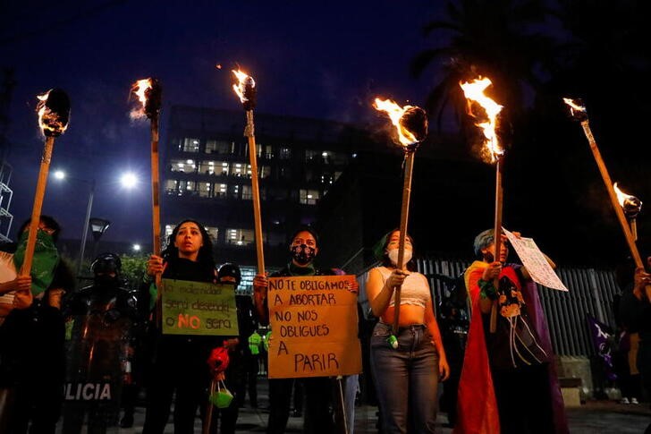 © Reuters. Foto del miércoles de activisas a favor del aborto en una manifestación en Quito. 
Feb 16, 2022
REUTERS/Karen Toro 
PROHIBIDA SU VENTA O SU USO COMO ARCHIVO