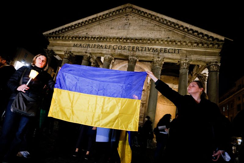 &copy; Reuters. Pessoas se reúnem no Panteão para pedir paz entre Ucrânia e Rússia, em Roma, Itália
15/02/2022
REUTERS/Guglielmo Mangiapane
