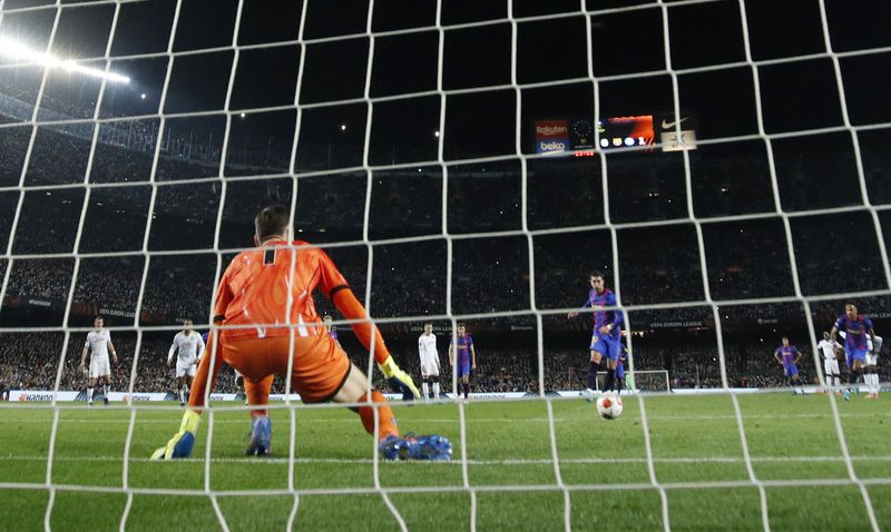 &copy; Reuters. فيران توريس يتعادل لبرشلونة من ركلة جزاء خلال مباراة امام نابولي بالدوري الأوروبي لكرة القدم يوم الخميس. تصوير: البرت خيا - رويترز. 