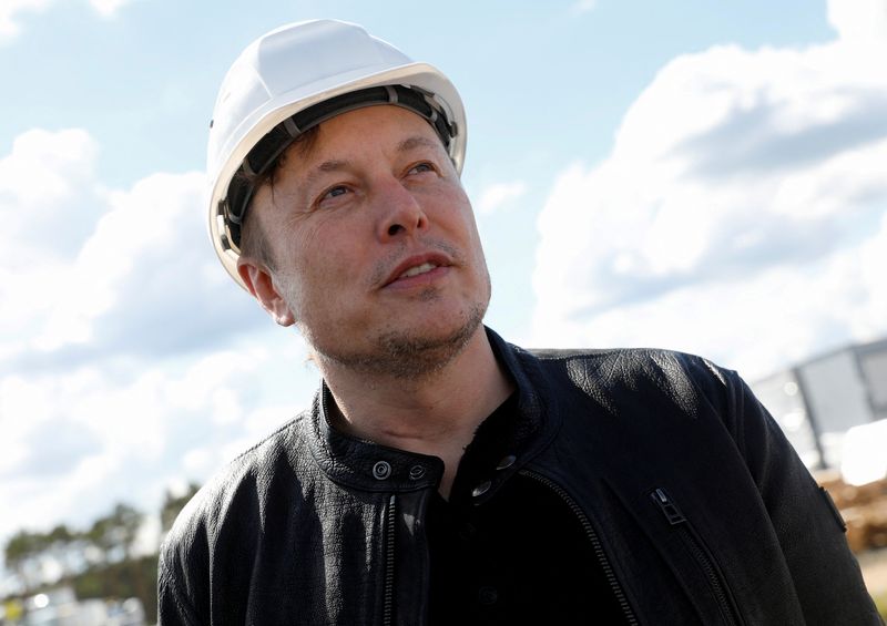 &copy; Reuters. FILE PHOTO: SpaceX founder and Tesla CEO Elon Musk looks on as he visits the construction site of Tesla's gigafactory in Gruenheide, near Berlin, Germany, May 17, 2021. REUTERS/Michele Tantussi/File Photo