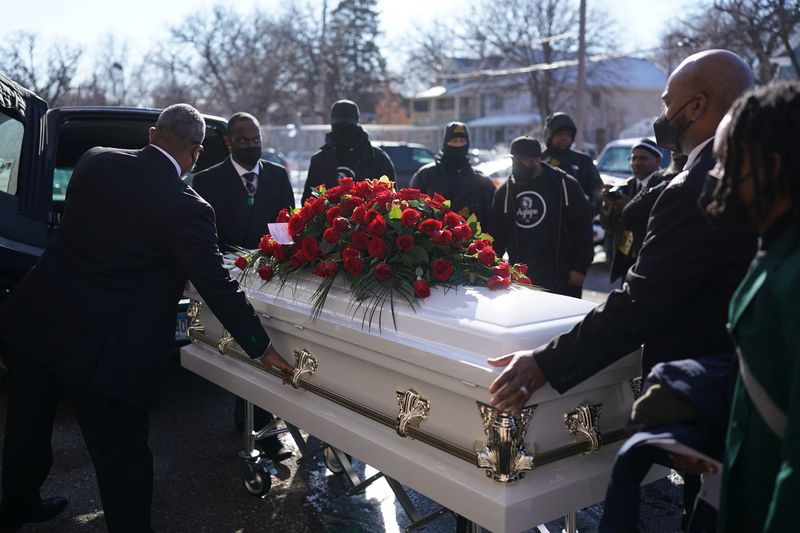 © Reuters. The casket of Amir Locke, a Black man who was shot and killed by Minneapolis police, is brought to the hearse at the Shiloh Temple International Ministries in Minneapolis, Minnesota, U.S., February 17, 2022. REUTERS/Ben Brewer