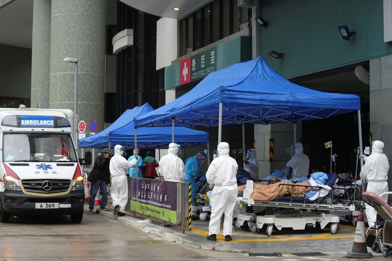 &copy; Reuters.   ２月１７日、ロイターの集計によると、新型コロナウイルスの感染者は世界全体で４億１７０７万人を超え、死者は６２２万２９５３人となった。香港の病院前で撮影（２０２２年　ロイ