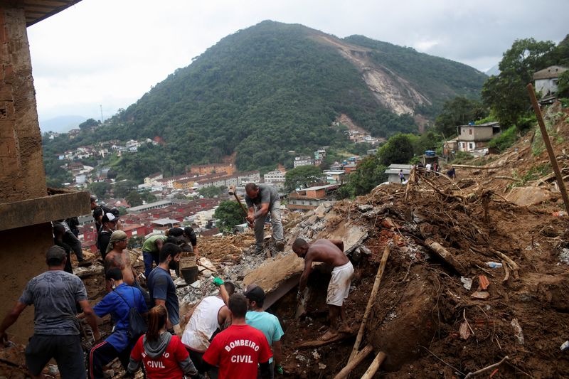 &copy; Reuters. Equipes de busca em área atingida por deslizamento em Petrópolis
17/02/2022
REUTERS/Ricardo Moraes