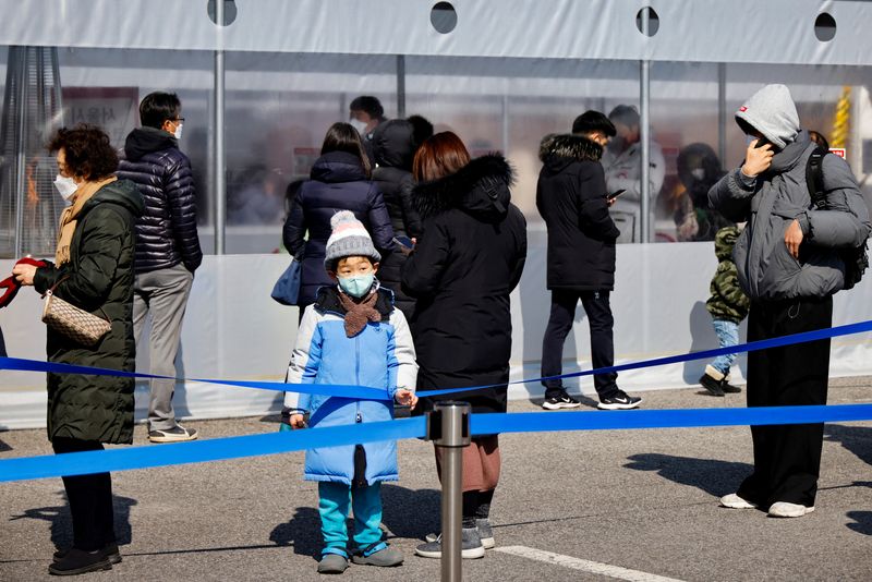 &copy; Reuters. 　２月１８日、韓国疾病予防管理庁（ＫＤＣＡ）は、新型コロナウイルスの新規感染者が初めて１０万人を突破したと発表した。写真はソウルで検査の列に並ぶ人々。１６日撮影（２０２２