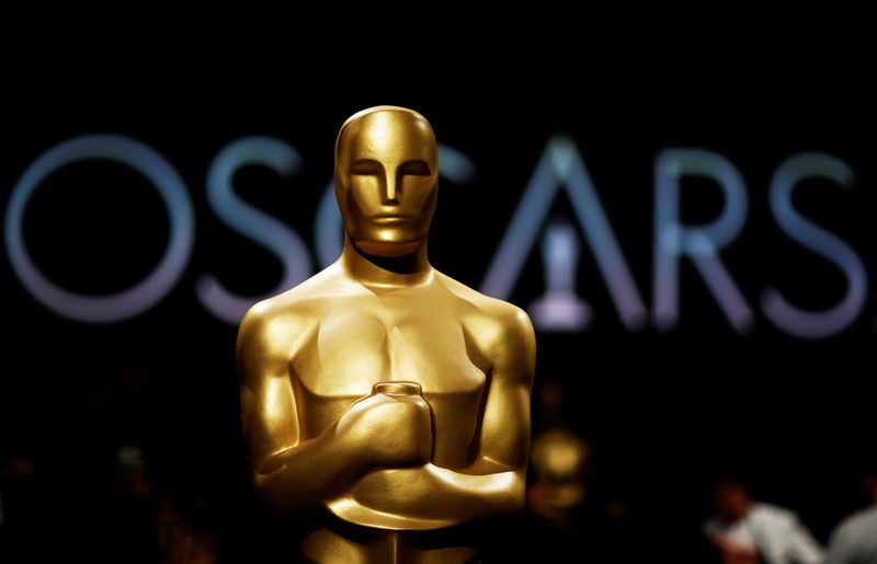 © Reuters. تمثال جوائز الأوسكار خلال عرض إعلامي في لوس أنجليس بولاية كاليفورنيا الأمريكية. صورة من أرشيف رويترز.