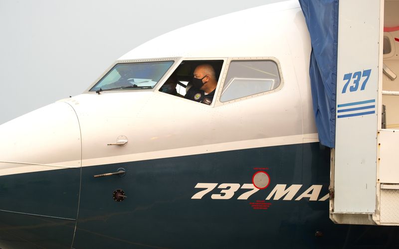 © Reuters. Federal Aviation Administration (FAA) Chief Steve Dickson, sitting inside the flight deck of a Boeing 737 MAX aircraft, conducts a pre-flight check ahead of an evaluation flight from Boeing Field in Seattle, Washington, U.S. September 30, 2020. Mike Siegel/Pool via REUTERS.