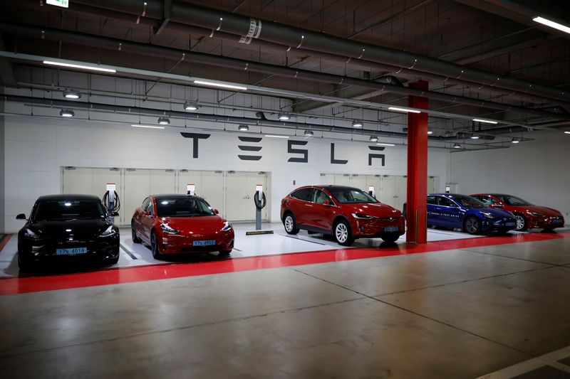 © Reuters. FILE PHOTO: Tesla electric vehicles for test driving are parked in Hanam, South Korea, July 6, 2020. Picture taken on July 6, 2020.   REUTERS/Kim Hong-Ji