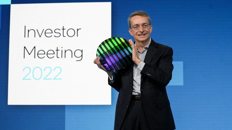 © Reuters. Intel CEO Pat Gelsinger holds a wafer as he speaks on stage at Intel's Investor Day, in San Francisco, California, U.S., February 17, 2022. Intel Corporation/Handout via REUTERS
