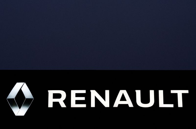 &copy; Reuters. FILE PHOTO: The logo of Renault carmaker is pictured at a dealership in Vertou, near Nantes, France, January 17, 2022. REUTERS/Stephane Mahe
