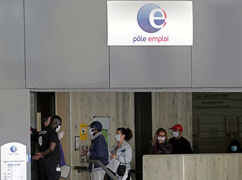 &copy; Reuters. FILE PHOTO: Job seekers, wearing protective face masks, visit a National Agency for Employment (Pole Emploi) office in Nice after France reopened its agencies following the outbreak of the coronavirus disease (COVID-19), in France, May 18, 2020.  REUTERS/