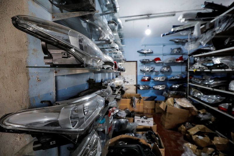 © Reuters. Used car parts are displayed inside a store, at an area selling Japanese spare parts for vehicles, in a suburb town of Colombo, Sri Lanka February 17, 2022. REUTERS/Dinuka Liyanawatte