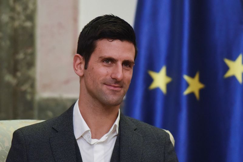 &copy; Reuters. FOTO DE ARCHIVO: El tenista serbio Novak Djokovic habla con el presidente de Serbia en Belgrado, Serbia, 3 de febrero de 2022. REUTERS/Zorana Jevtic/File Photo