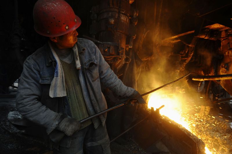 &copy; Reuters. FILE PHOTO: A labourer opens the door of a steel furnace to discharge slags at a Changning Steel and Iron Factory workshop in Changzhi, Shanxi province March 24, 2010. REUTERS/Stringer 