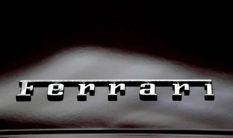 &copy; Reuters. FOTO DE ARCHIVO: El logotipo de Ferrari se ve en un coche durante el Autoshow de Praga en Praga, República Checa, 13 de abril de 2019. REUTERS/David W Cerny