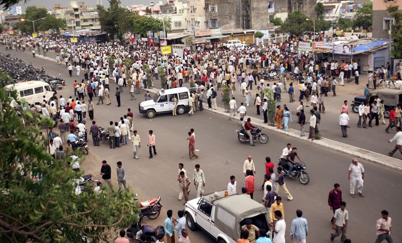 &copy; Reuters. الناس يحتشدون بعد سلسلة من الانفجارات في مدينة أحمد اباد غرب الهند في صورة من أرشيف رويترز. 