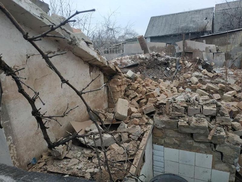 &copy; Reuters. Un edificio residencial, que según las autoridades locales ucranianas fue dañado por los bombardeos, en la ciudad de Vrubivka, en la región de Luhansk, Ucrania, en esta imagen distribuida el 17 de febrero de 2022. REUTERS/Servicio de Prensa de la Polic
