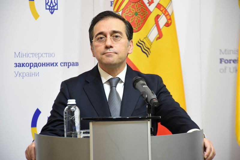 &copy; Reuters. FOTO DE ARCHIVO: El ministro de Asuntos Exteriores español, José Manuel Albares, durante una sesión informativa celebrada en Kiev, Ucrania, el 9 de febrero de 2022. Ministerio de Exteriores de Ucrania/Cedida a través de REUTERS