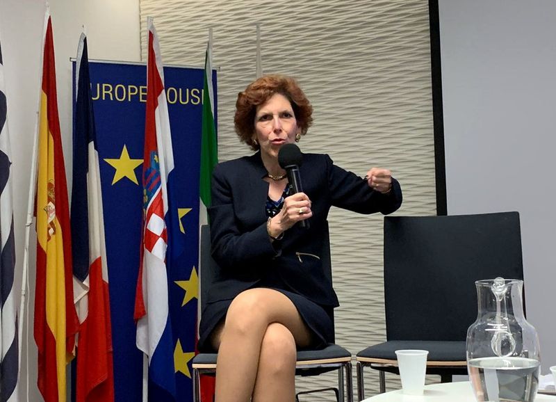 &copy; Reuters. FOTO DE ARCHIVO: La presidenta del Banco de la Reserva Federal de Cleveland, Loretta Mester, habla en Londres, Reino Unido, 2 de julio de 2019. REUTERS/Marc Jones