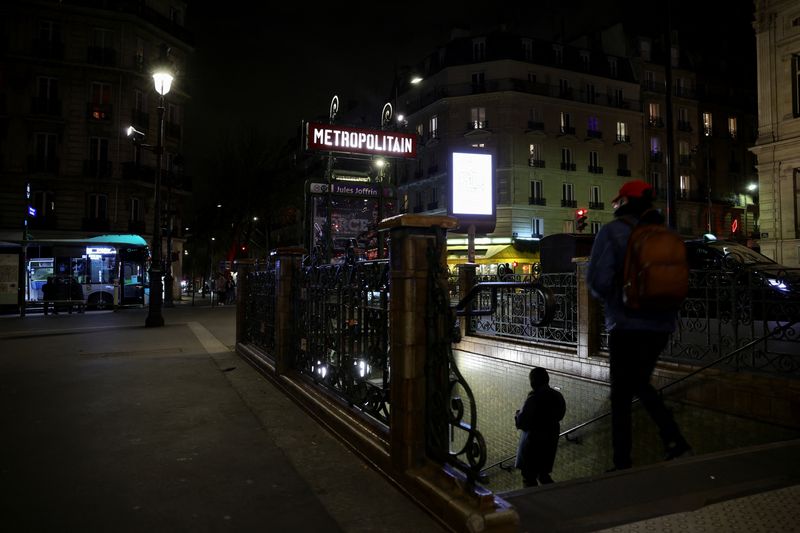 &copy; Reuters. منظر عام لمحطة مترو تابعة لشركة آر.إيه.تي.بي عقب إضراب كبير لعمال النقل العام في باريس يوم الخميس. تصوير: سارة ميسونيه - رويترز.