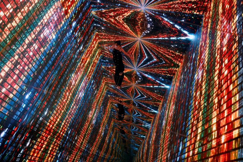 &copy; Reuters. FOTO DE ARCHIVO: Una instalación de arte inmersivo titulada "Machine Hallucinations - Space: Metaverso" del artista mediático Refik Anadol, que se convertirá en NFT y se subastará en línea por Sotheby's, en la Feria de Arte Digital, en Hong Kong, Chi