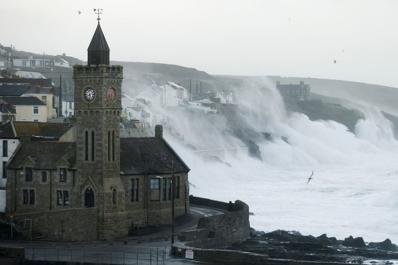 &copy; Reuters. أمواج قوية ورياح عاتية خلال العاصفة يونيس في بورثليفن في بريطانيا يوم الجمعة. تصوير: توم نيكولسون - رويترز.