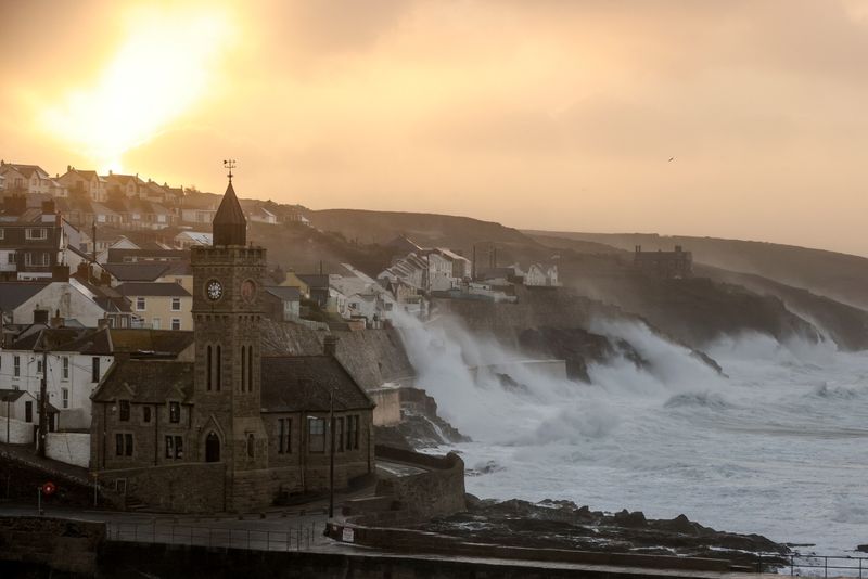 &copy; Reuters. Grandes olas y fuertes vientos durante la tormenta Eunice, en Porthleven, Cornualles, Reino Unido, 18 de febrero de 2022. REUTERS/Tom Nicholson