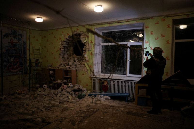 &copy; Reuters. منظر داخلي لروضة أطفال تضررت من جراء القصف في لوهانسك يوم الخميس. تصوير: كارلوس باريا - رويترز.