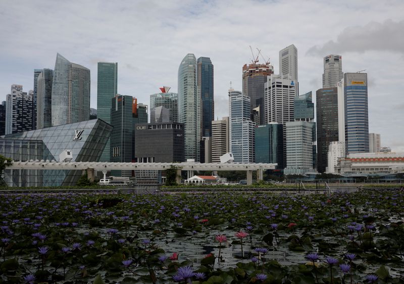 &copy; Reuters. 　２月１８日、シンガポールのローレンス・ウォン財務相は予算演説で、来年から消費税率を引き上げると表明した。高所得者向けの一連の増税も発表した。昨年３月撮影（２０２２年　ロ