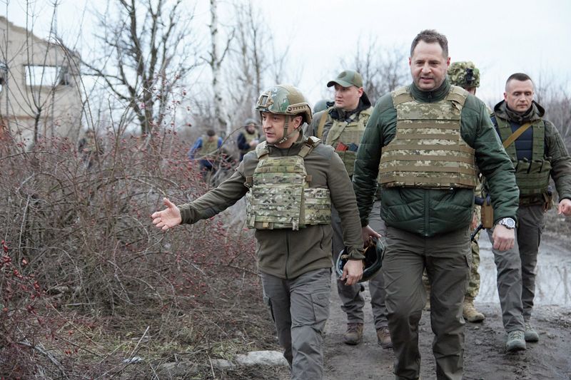 &copy; Reuters. Presidente da Ucrânia, Volodymyr Zelenskiy, visita posições de combate na região de Donetsk
17/02/2022
Serviço de Imprensa Presidencial da Ucrânia/Divulgação via REUTERS