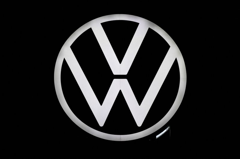 &copy; Reuters. FOTO DE ARCHIVO: El logotipo de Volkswagen en Wolfsburgo