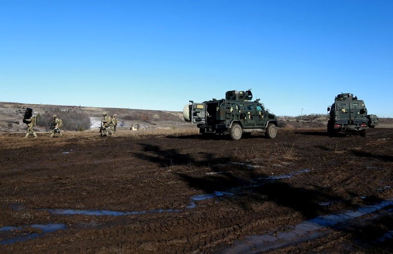 &copy; Reuters. Miembros del servicio de las Fuerzas Armadas de Ucrania participan en ejercicios militares en un campo de tiro en la región de Donetsk, Ucrania, 15 de febrero de 2022. REUTERS/Estado Mayor de las Fuerzas Armadas de Ucrania