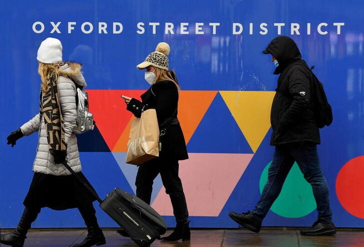 &copy; Reuters. Consumidores andam por rua de Londres durante pandemia de Covid-19 no Reino Unido 
27/01/2022 REUTERS/Toby Melville