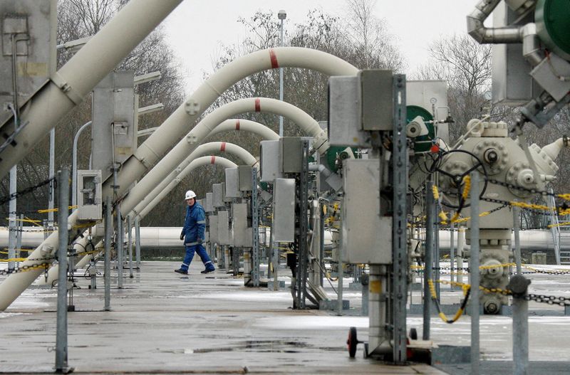 &copy; Reuters. FILE PHOTO: A technician walks between flow lines at the WINGAS gas storage facility near the northern German town of Rehden, January 7, 2009. REUTERS/Christian Charisius