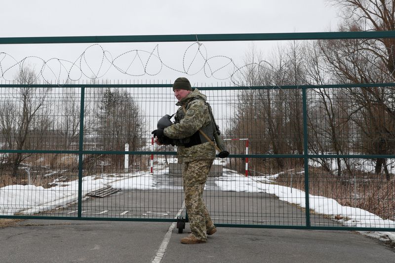 &copy; Reuters. Un miembro del Servicio Estatal de Guardia de Fronteras de Ucrania en el puesto de control de Kliusy, cerca de la frontera con Rusia, en la región de Chernihiv, Ucrania, 16 de febrero de 2022. REUTERS/Valentyn Ogirenko