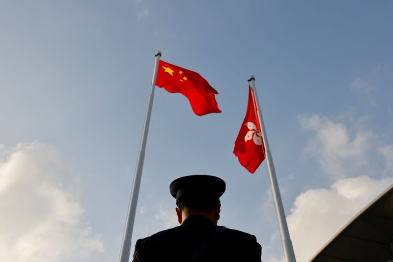 &copy; Reuters. 香港政府の林鄭月娥（キャリー・ラム）行政長官は１８日、新型コロナウイルスの感染拡大を受け、３月２７日に予定していた行政長官選挙を５月８日に延期すると発表した。中国と香港の