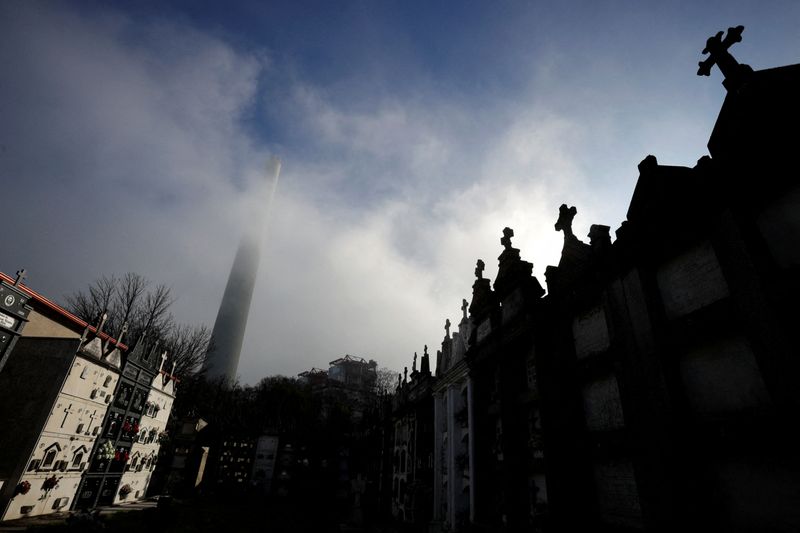 &copy; Reuters. FILE PHOTO: A coal-fired power station scheduled to shut down is seen from a cemetery in As Pontes, Spain, February 8, 2022. Picture taken February 8, 2022. Picture taken with a drone. REUTERS/Miguel Vidal/File Photo