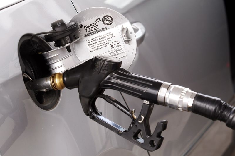 &copy; Reuters. A view shows a petrol nozzle refuelling a car at a petrol station in Viterbo, north of Rome, September 25, 2012.  REUTERS/Giampiero Sposito 