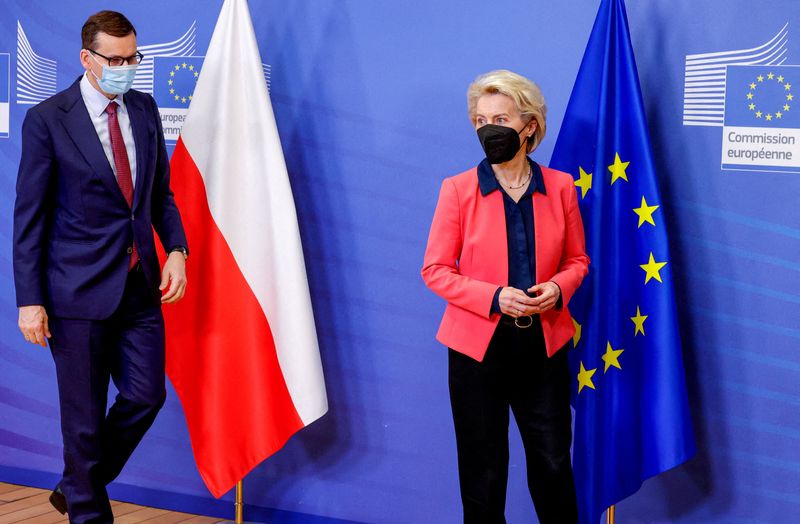 &copy; Reuters. President of the European Commission Ursula von der Leyen prepares to welcome Poland's Prime Minister Mateusz Morawiecki before a meeting at the EU headquarters in Brussels, Belgium, February 18, 2022. Olivier Matthys/Pool via REUTERS