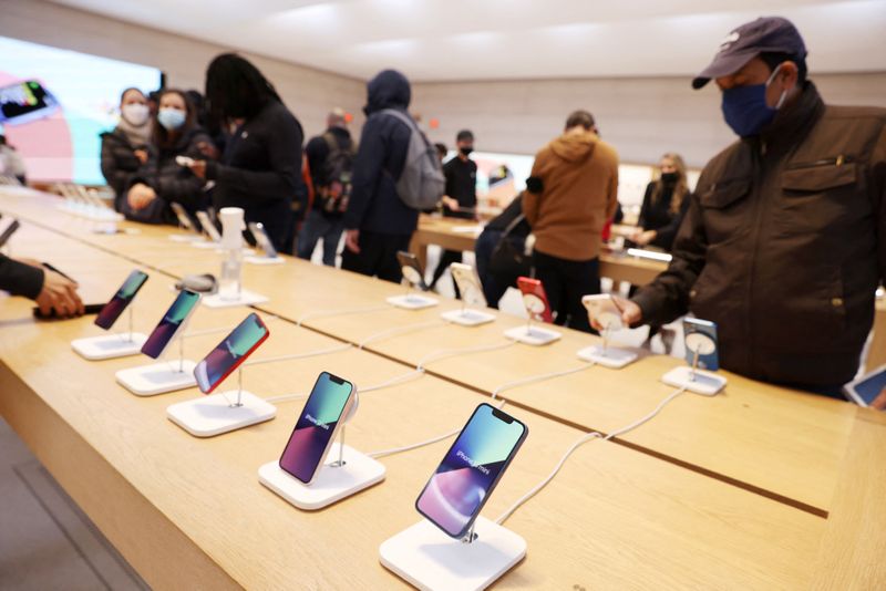 &copy; Reuters. FILE PHOTO - People shop for smartphones in an Apple Store in Manhattan, New York City, U.S., February 11, 2022. REUTERS/Andrew Kelly