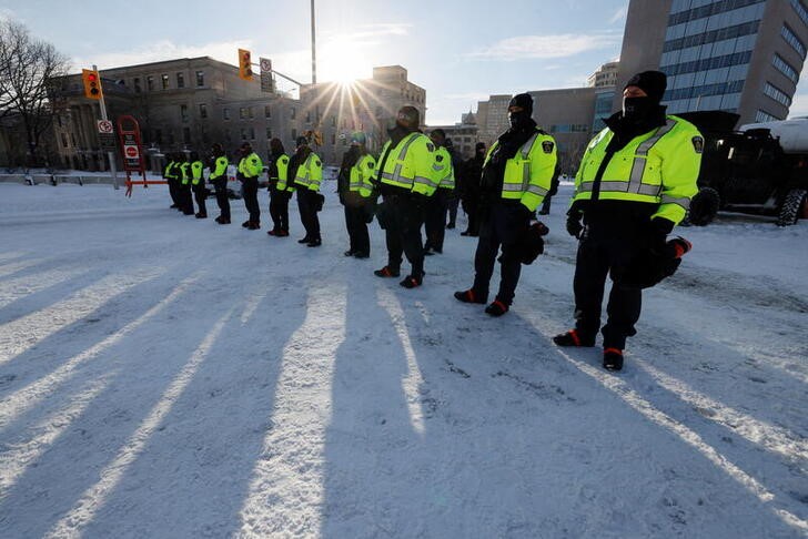 &copy; Reuters. Oficiales de la policía canadiense custodian un sector de protestas de camioneros y transeúntes contra las medidas por el COVID tomadas por el Gobierno en Ottawa.  Ontario, Canadá. Febrero 18, 2022. REUTERS/Blair Gable